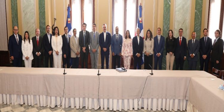 Presidente Abinader propone actualizar agenda de trabajo conjunta con exportadores para desarrollo del sector