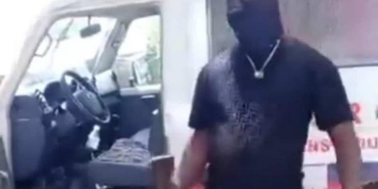 Pese a llegada de policías de Kenia, banda continúa acciones delictivas y secuestra una ambulancia