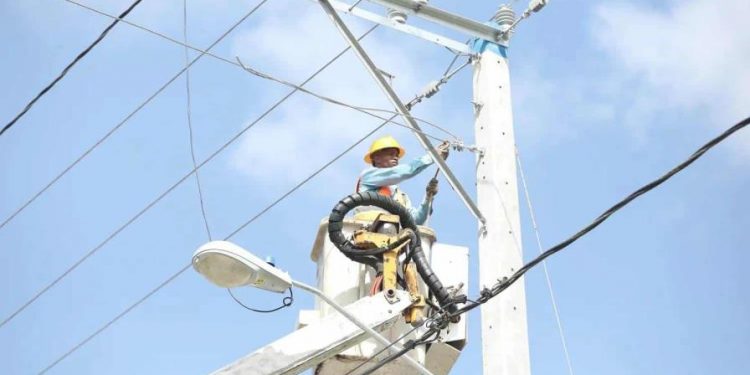 Anuncian suspensión de servicio eléctrico en sectores de Santiago por instalación de transformador