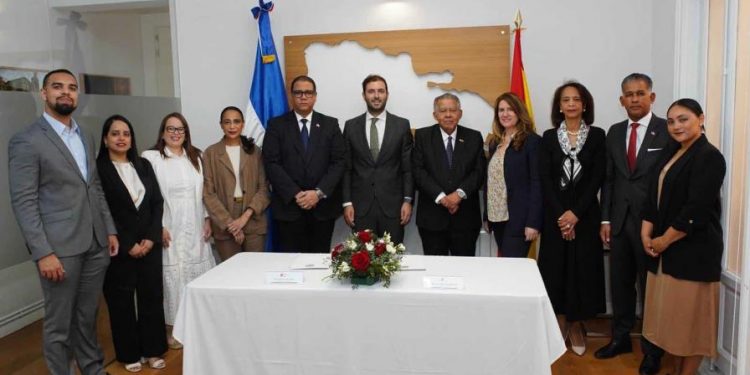 Embajada dominicana en España firma acuerdos comerciales con entidades españolas