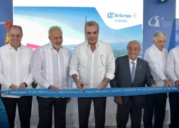 Air Europa inicia ruta que conecta a Santiago con Madrid