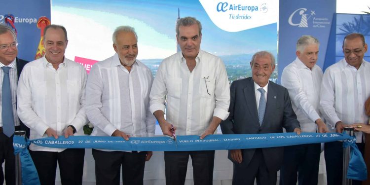 Air Europa inicia ruta que conecta a Santiago con Madrid