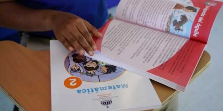 Ministerio de Educación inicia distribución libros de texto