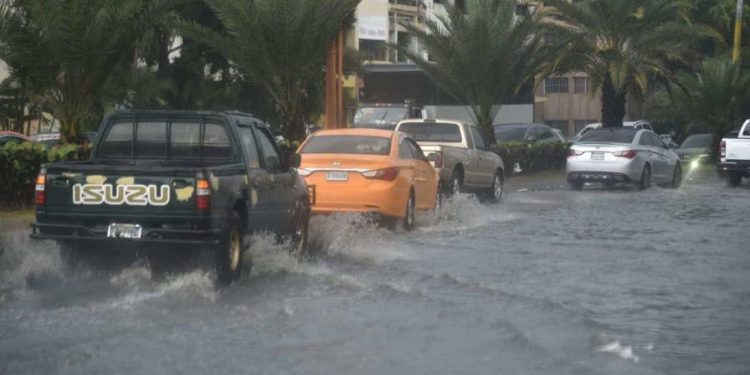 NHC alerta sobre riesgo de grandes acumulaciones de lluvia de martes a viernes en el país