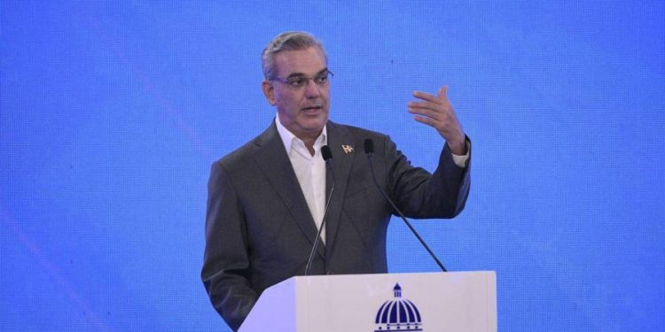 Abinader declara de alta prioridad nacional el desarrollo de los semiconductores