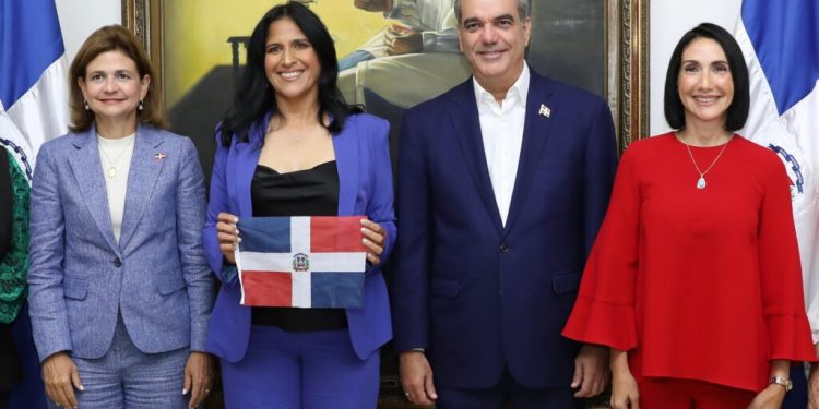 Abinader recibe a Thais Herrera, primera dominicana en escalar la cima del monte Everest