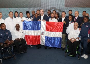 Presidente Abinader entrega la Bandera Nacional y despide una representación de 57 atletas dominicanos rumbo a las Olimpiadas de París 2024