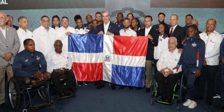 Presidente Abinader entrega la Bandera Nacional y despide una representación de 57 atletas dominicanos rumbo a las Olimpiadas de París 2024