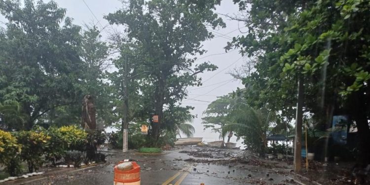 Baní fue azotada por lluvias y vientos del huracán Beryl