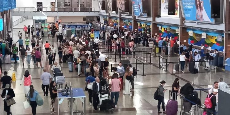 Al menos cinco vuelos tuvieron retrasos en Aeropuerto Las Américas por fallo informático