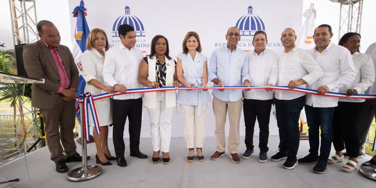 Raquel Peña inaugura obras en Monseñor Nouel y Espaillat para mejorar vías y servicio eléctrico