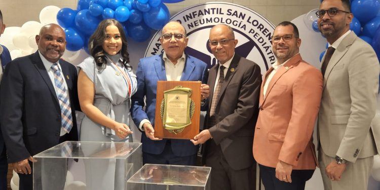 Reconocen a Plutarco Arias por aportes a residencia pediátrica de neumología hospital Los Mina