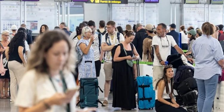 El mundo empieza a superar caos provocado por fallo en Microsoft