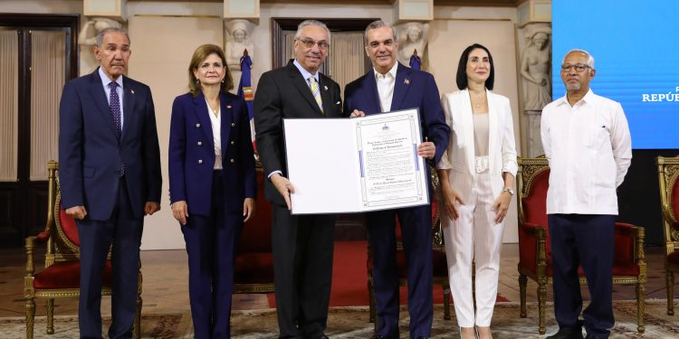 Presidente Abinader entrega Premio a la Excelencia Magisterial 2024 a cinco docentes por trayectoria de servicio en aulas y aportes al desarrollo académico de los estudiantes