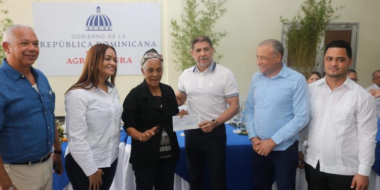 ESPAILLAT: El Gobierno auxilia a 314 productores tras tornados