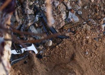 La historia se repite: yipeta cae al vacío en una construcción en la avenida Anacaona