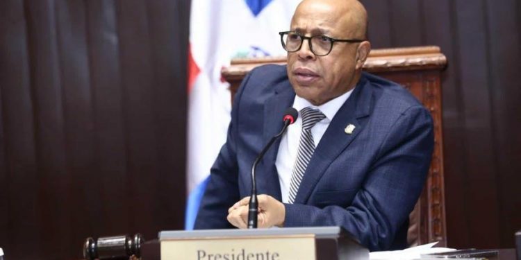 Pacheco pide a la prensa que "no ponga a los diputados como ignorantes que no leen"