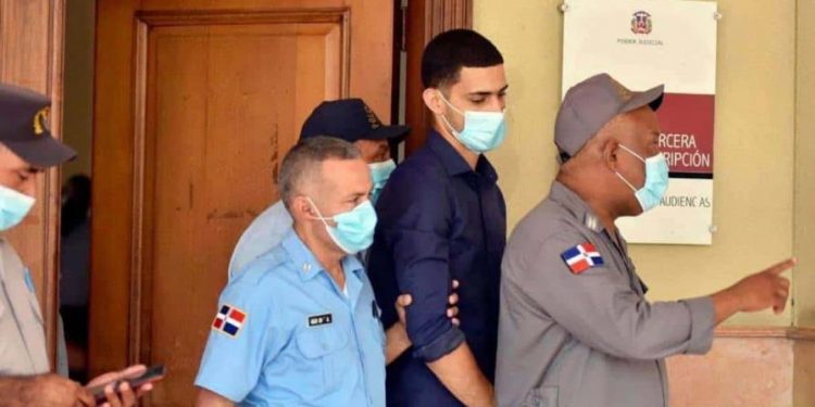 Condenado a 20 años de prisión joven que asesinó doctor y quemó su cadáver en Santiago