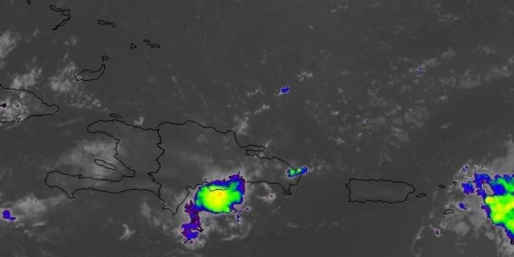 Onda tropical traerá lluvias este martes