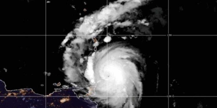 Beryl podría provocar hasta 150 milímetros de lluvias y oleaje peligroso de 15 pies de altura