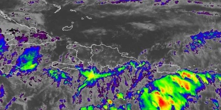Lluvias seguirán este jueves y viernes por activa onda tropical; el sábado llega polvo del Sahara