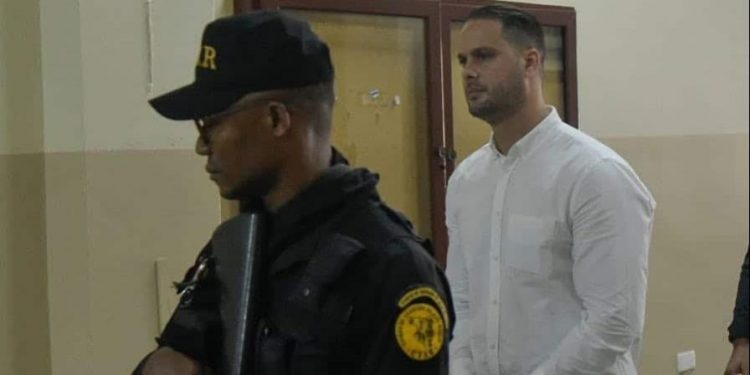 Condenan a un mes de prisión al cubano que golpeó a agente de la Digesett en Piantini