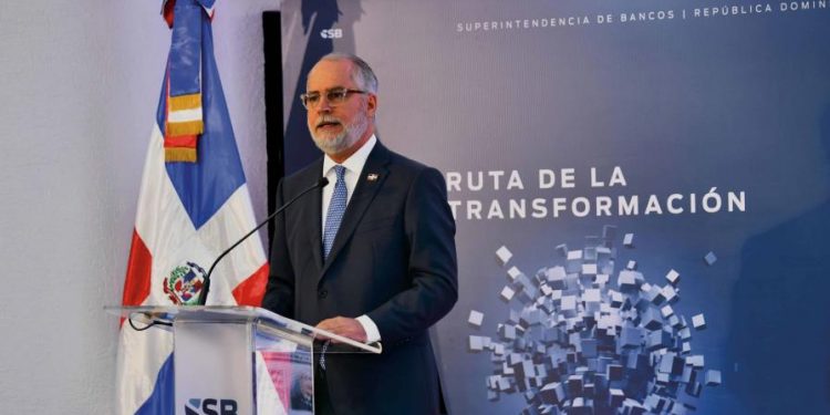 Fernández ve mejoras en la supervisión financiera y la protección al usuario