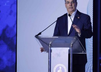 La reforma constitucional le impediría a Abinader reelegirse