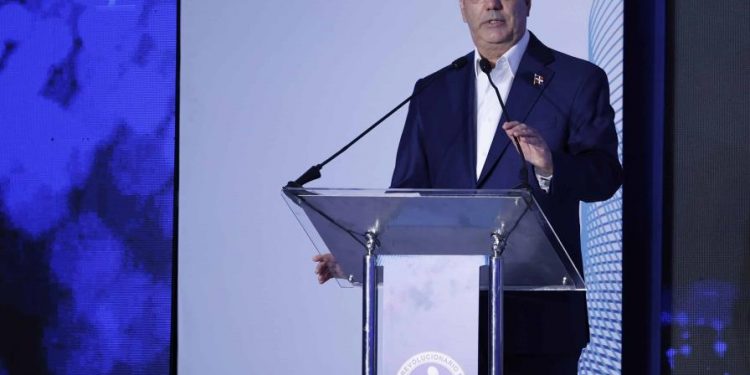 La reforma constitucional le impediría a Abinader reelegirse