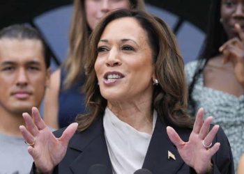 Harris habla por primera vez desde que Biden terminó la campaña y elogia su legado "inigualable"