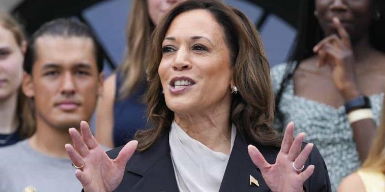Harris habla por primera vez desde que Biden terminó la campaña y elogia su legado "inigualable"
