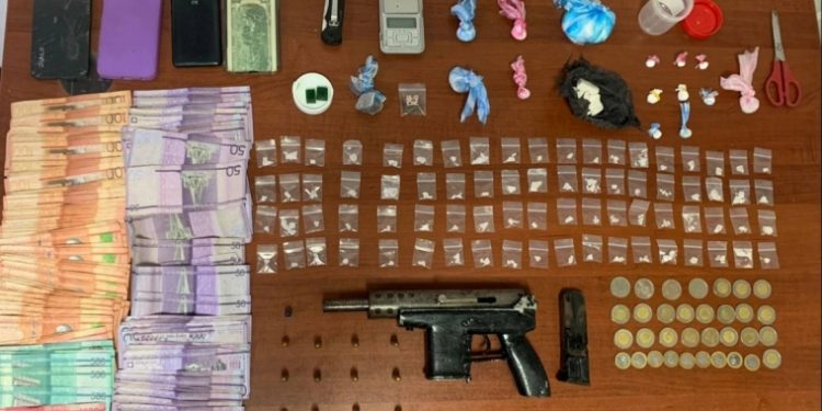 PN apresa 5 personas, confisca una UZI y drogas en sectores de Santiago