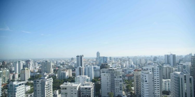 Gobierno insta a empresas a flexibilizar horarios de forma voluntaria en provincias bajo alerta