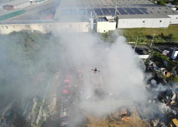 Un incendio afectó el almacén de una constructora en Arroyo Hondo
