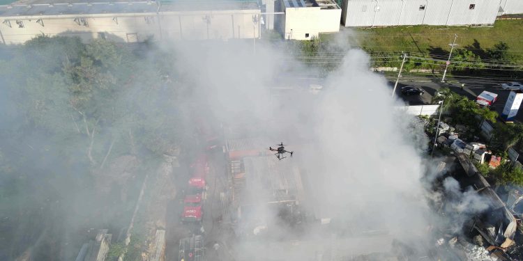 Un incendio afectó el almacén de una constructora en Arroyo Hondo