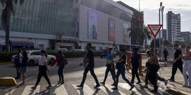 El sector empresarial estudia resultados del plan piloto voluntario de jornada laboral reducida