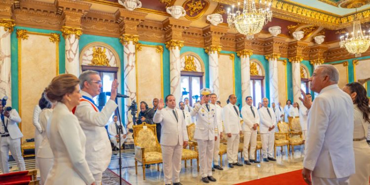 Abinader juramenta a nueve ministros; los demás se consideran confirmados en los cargos