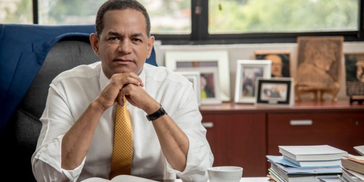 Abinader designa a Julio César Valentín como superintendente de Seguros