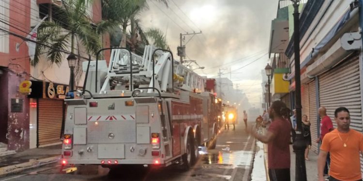 Se incendia la Plaza El Sombrero, en la calle El Sol de Santiago