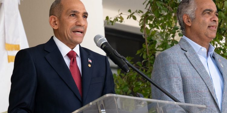Abinader aumenta hasta un 160% el salario de agentes de la DNCD