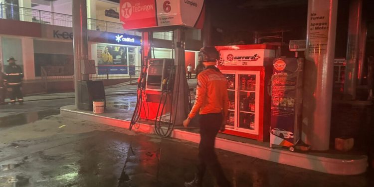 Se registra incendio en estación de gasolina en Santiago