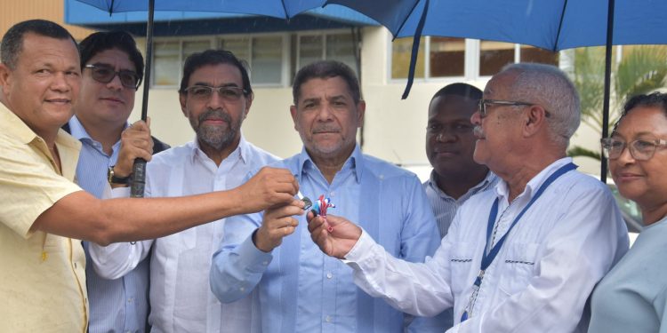 Limber Cruz impulsa remodelación de instalaciones en Monte Plata