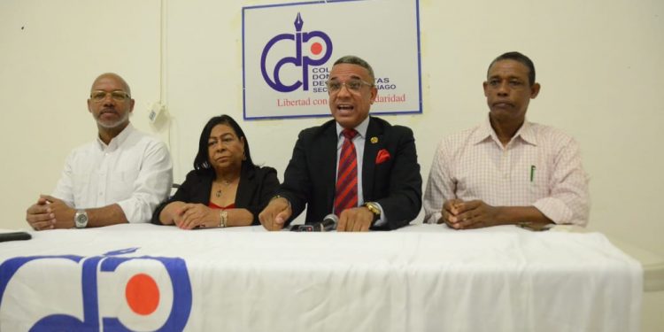 Gremios de la comunicación deploran actitud de la policía en Santiago