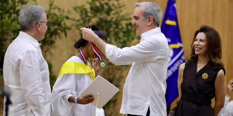 Presidente Luis Abinader Encabeza 7ma Graduación en Ciudad Santa María, Santiago.