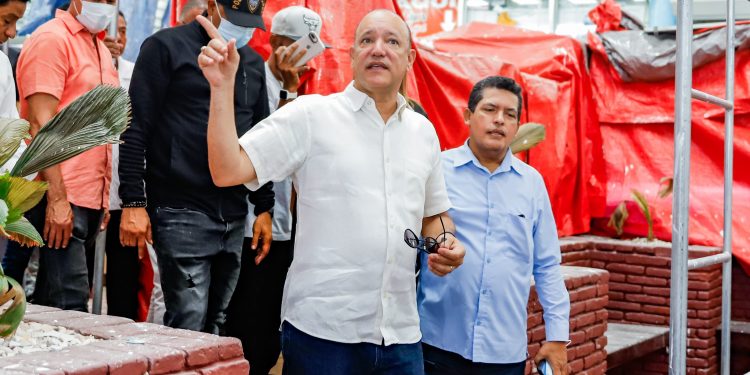 Alcalde Ulises Rodríguez supervisa recuperación del Mercado Modelo tras incendio