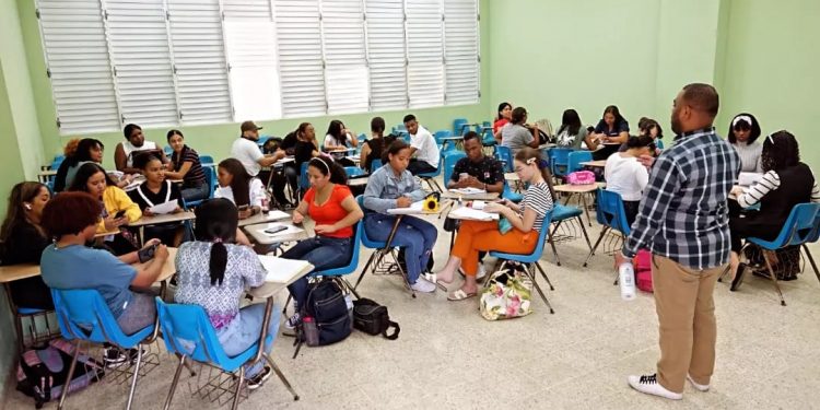 Estudiantes acuden al primer día de docencia en UASD Recinto Santiago