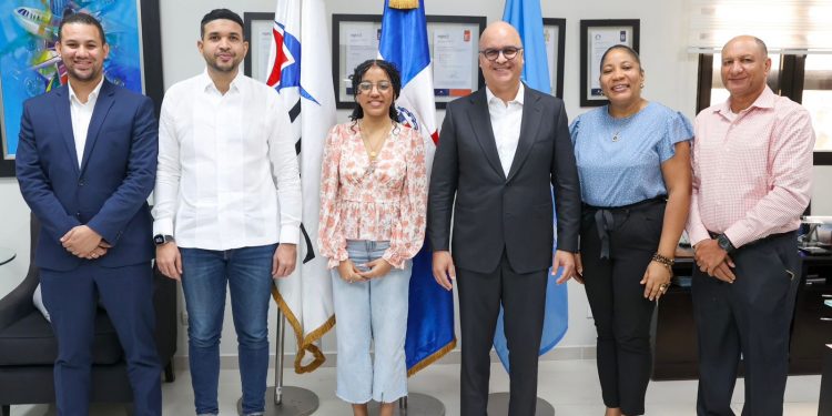 Estudiante Aeroespacial Chantal Valenzuela recibe apoyo del IDAC y el Ministerio de la Juventud