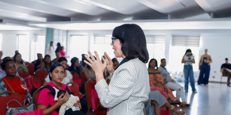 Alcaldía de Santiago organiza charla sobre lactancia materna para futuras madres
