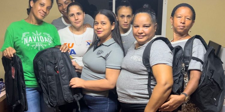 Tabacalera El Artista entrega útiles escolares a sus empleados, en diferentes pueblos del país.