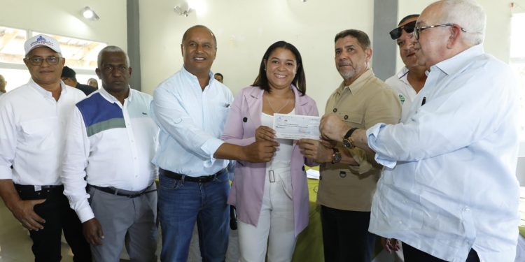 Ministro de Agricultura Limber Cruz llega a Constanza en la "Ruta de Solidaridad Agropecuaria"